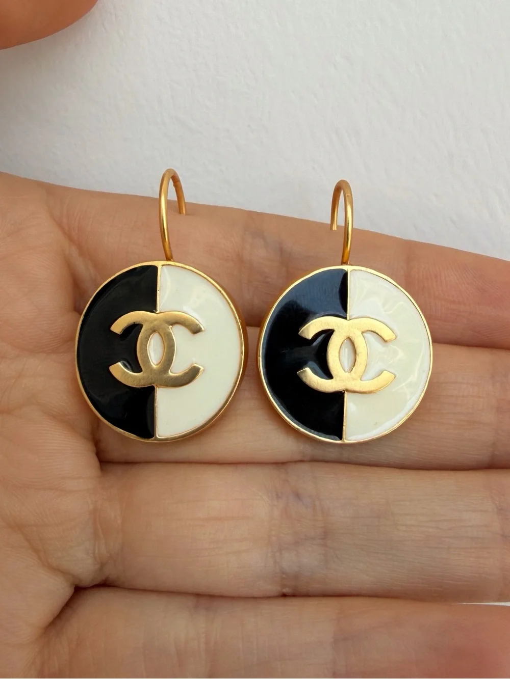 🖤🤍CHANEL Black and White Enamel CC Drop Earrings - Gold-Tone✨